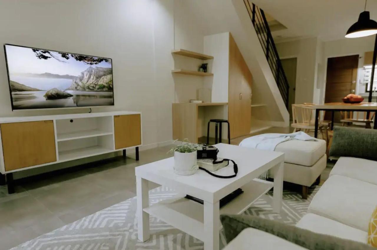 Two Bedroom Residential Home With Own Parking Angeles Esterno foto