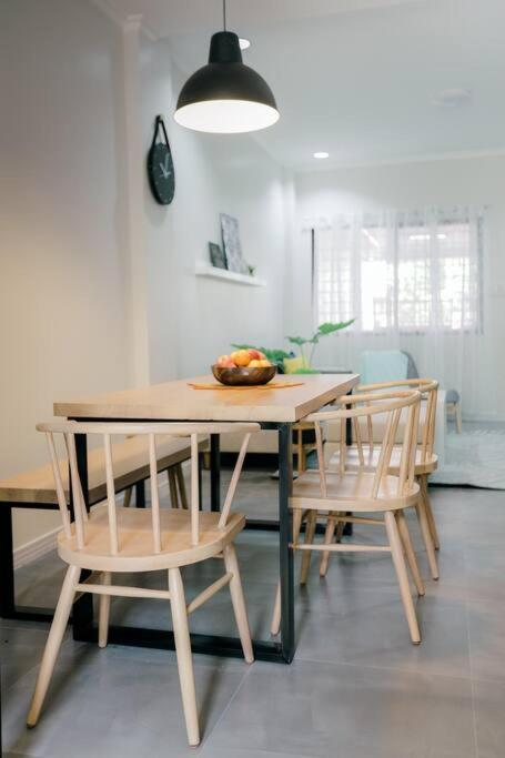 Two Bedroom Residential Home With Own Parking Angeles Esterno foto